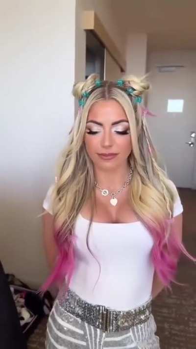 Alexa looks gorgeous after getting her hair and makeup done IG 2025