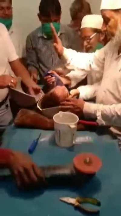 Population control karao koi, kahi se bhi bachhe nikal rahe ye log