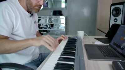 can someone tell me what midi pack is he using in this vid? I can pay in sosig fater presets