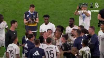 Real Madrid players lifts Toni Kroos and bounces him up and down to celebrate his last game at Santiago Bernabeu.