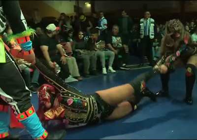 After losing their match yesterday Jarochita and Lluvia didn't want to leave and be taken to El Inframundo but still get snatched up.