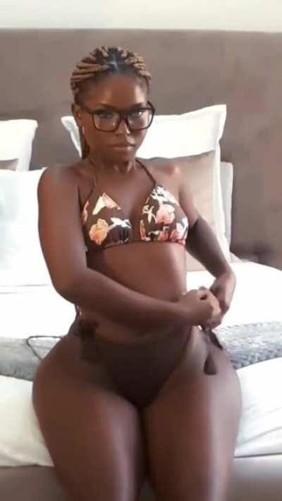 Look at them hips spread 😩