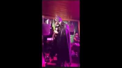 Yengeyi Joker ile yatakta basıtıktan sonra olur gibi