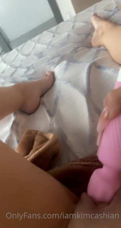 jus a lil vid of her and her vibrator wand