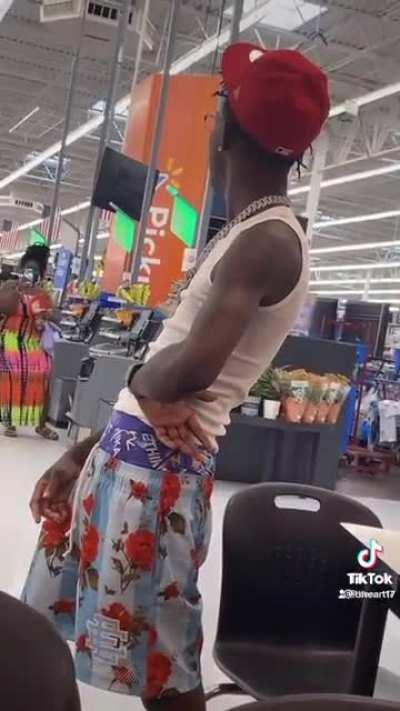 Since y’all kept thinking I was capping about Quando Rondo lacking in Walmart by himself here’s the video without the music ….