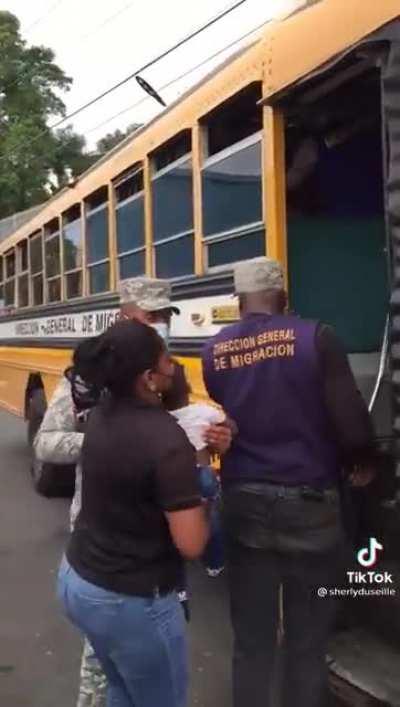 Dominican migration agents illegally detaining haitian pregnant women in a hospital. Violating human rights and dominican laws.