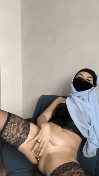 If I say that in my free VIP OF, I can show my face🤫, would I interest you? Besides my face, there are 500+ hot photos and 300+ hot videos💖. ( link in comments 😘 )