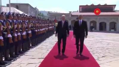 Adam yok özel uçak, yok özel araba, yok özel zart, yok zurt derken yürümeyi unutmuş aq