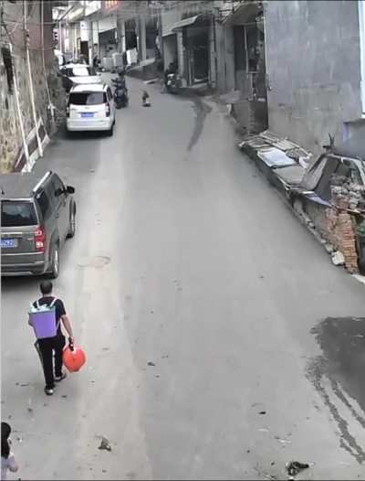 Quick-thinking pedestrian saves toddler on out of control toy scooter