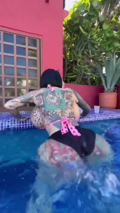 A look that is not for everyone, but that ass