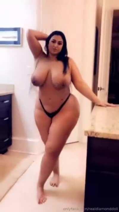 DiamondDoll showing off her insane curves