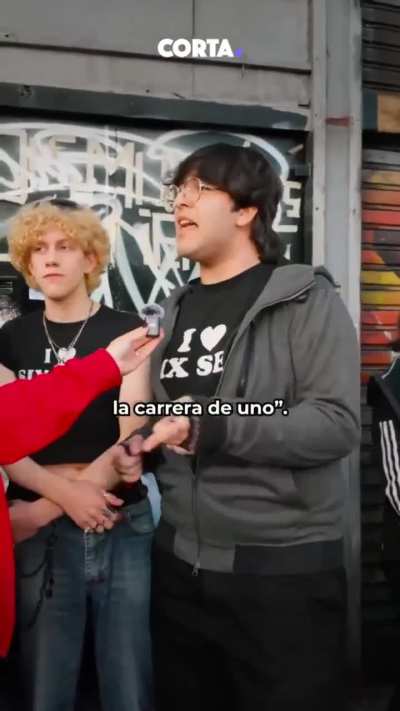 Entrevista a los que estaban haciendo la fila para entrar a la fiesta SIX SEX