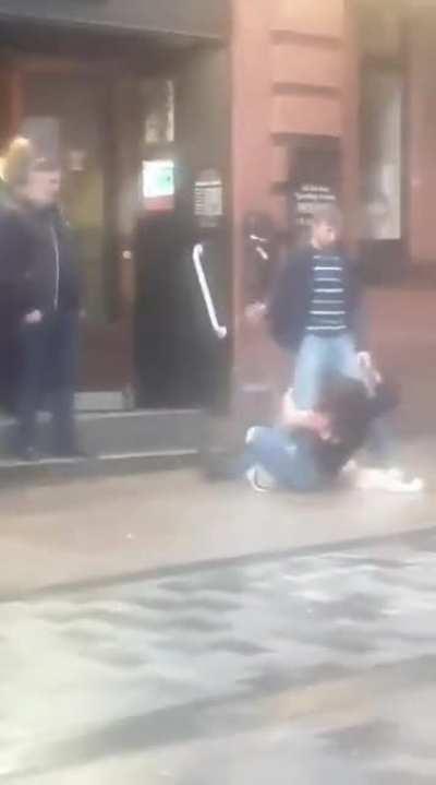 Man gets savagely beaten by two women outside of an English pub