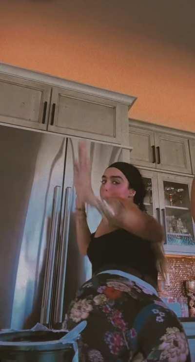 Sommer showing off her gym shorts (Snap August 2023)