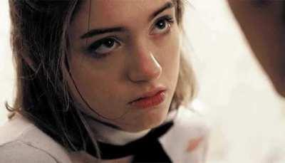 I love the look that Natalia Dyer is giving here, it’s so submissive ♥️