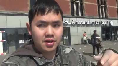 Guy eating whole can of Sürstromming without having trouble