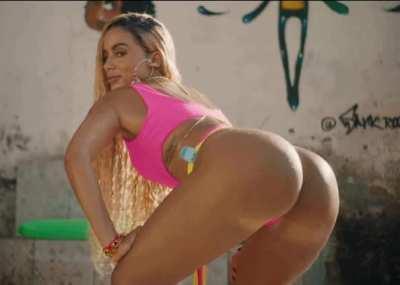 Anitta loves to show her best qualitys