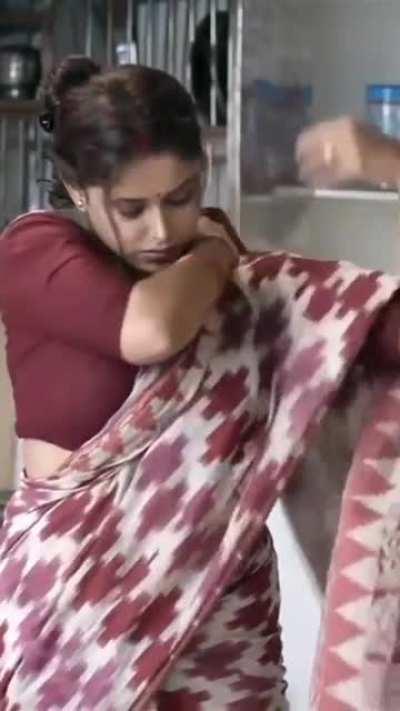 That's how your mom always drop pallu in front of you