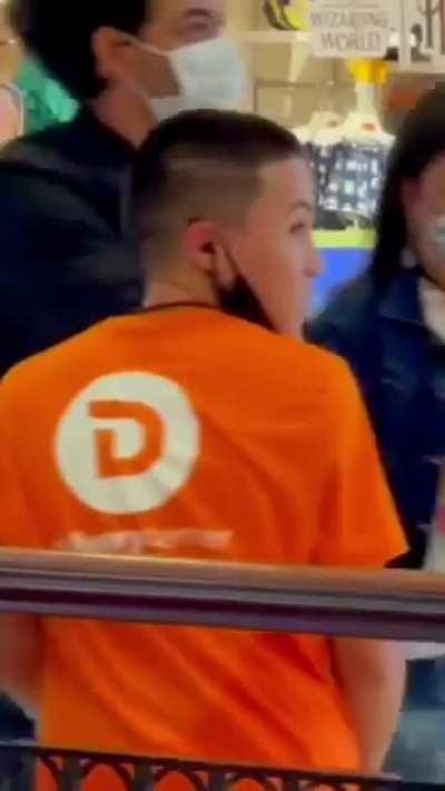 Sósia do Neymar junto 4 guarda-costas falsos entram em um shopping...