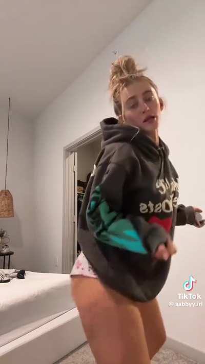 She knows how to shake it!