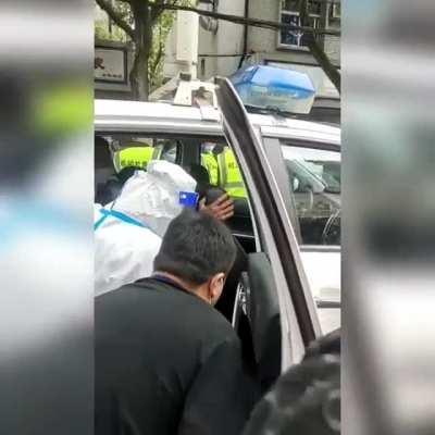 上海老人發現商店賣的肉是外省免費捐助的，給路人看時被逮捕