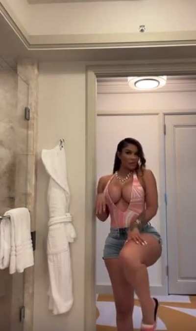 Ghetto booty on kitty 🍔🍠🍔🍔🍠