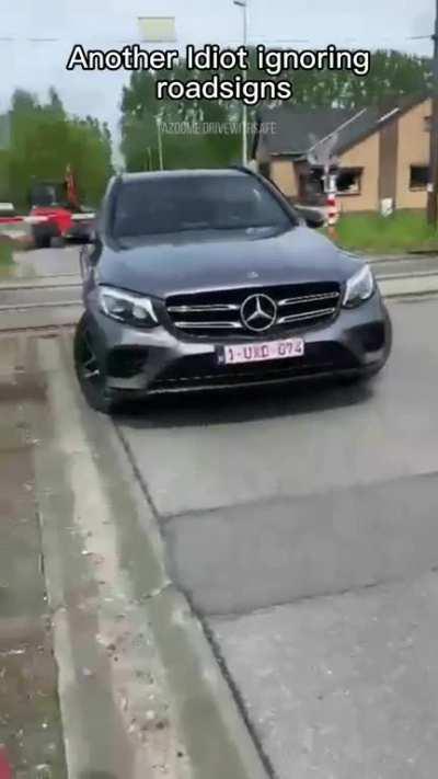 Cameraman 10/10, but he could have pulled her out.