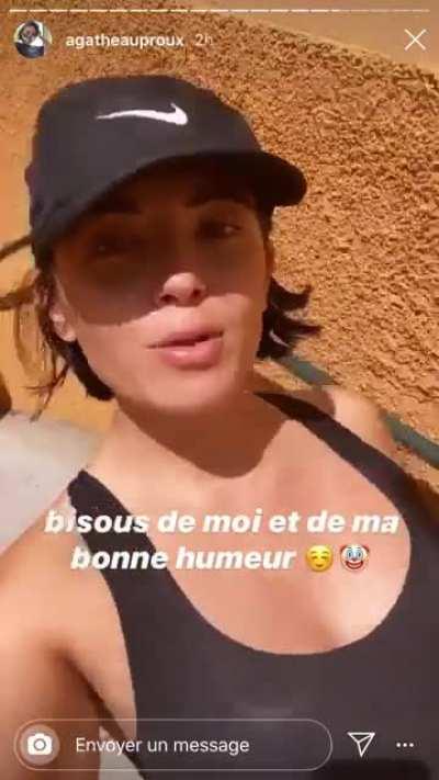 Bonne journée ! Mmh ses gros seins 😏