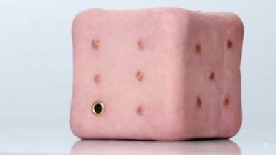 Эта пугающая штука — силиконовый куб-глаз, сделанный с реалистичной точностью, по-разному реагирующий и на характер прикосновений владельца. Зачем он вообще нужен — не понятно. Но, видимо, кому-то нужен. С кубом в комплекте идет пульт, с помощью которого 