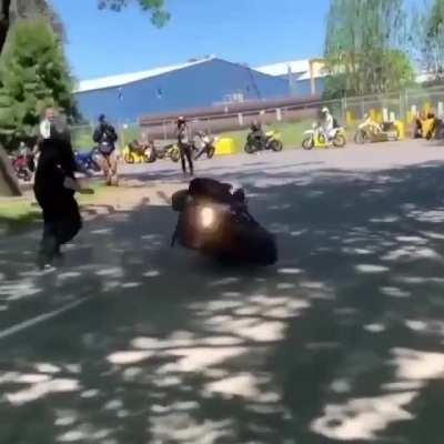 When a motorcycle is left without a pilot, it is essential to stop it..