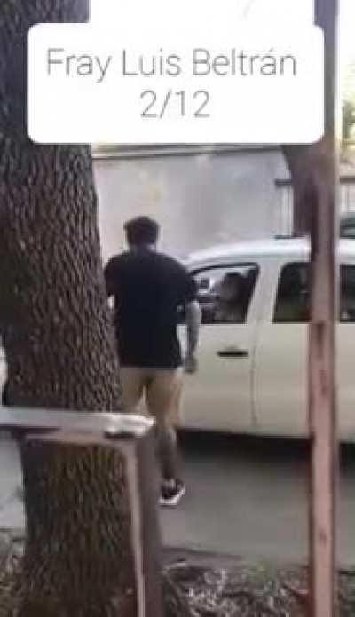 [SANTA FE] Un flaco se pone violento y agrede a una mujer por no saber manejar