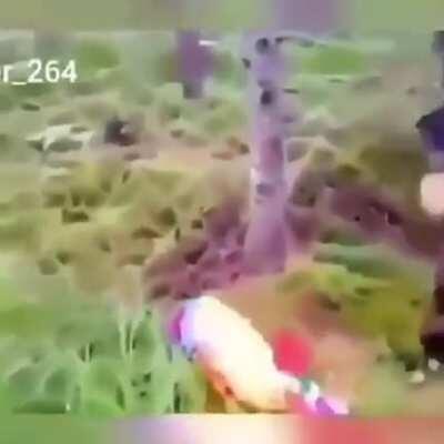 Fica de 4 que nois bota sem dó!