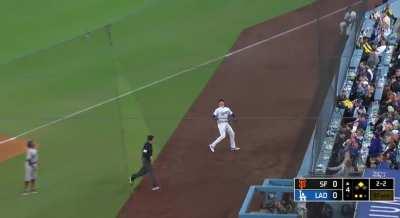 [Highlight] [Highlight] Freddie Freeman supports his rookie pitcher makes a tremendous grab as he falls into the netting