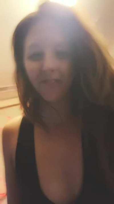 Funneling her fans from tiktok, should go live soon