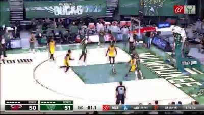 [Highlight] Bobby Portis fakes out two Heat players and drills the pull-up to beat the first half buzzer