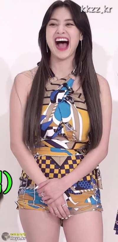 Jihyo - yellow & blue shorts, top, alcohol free outfit, big laugh, 하체도 튼튼한 트와이스 지효 [매의눈닷컴