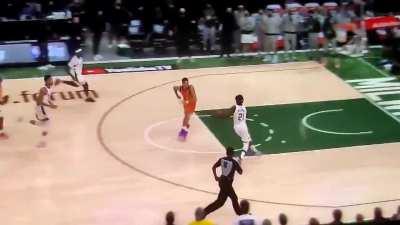 [Highlight] Refs refuse to call Booker 6th foul