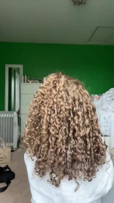 Any curly girl send me some hair  play please