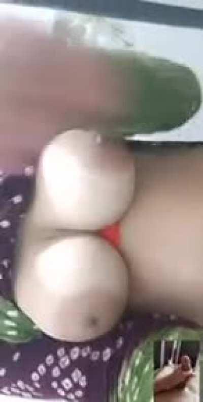 BF jerking while her GF showing her assets on video call🍒🥵