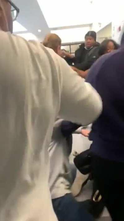 Detroit hoes can’t fight for shii🤦🏾‍♂️