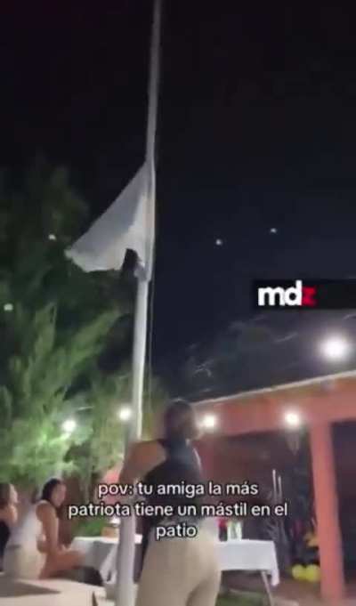 Chica instaló un mástil en el patio de su casa para izar la bandera todos los días: