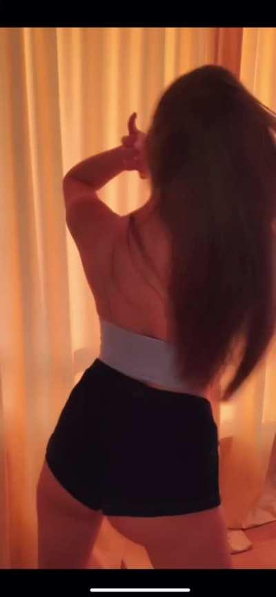 Do you like my twerking peachy? 🍑