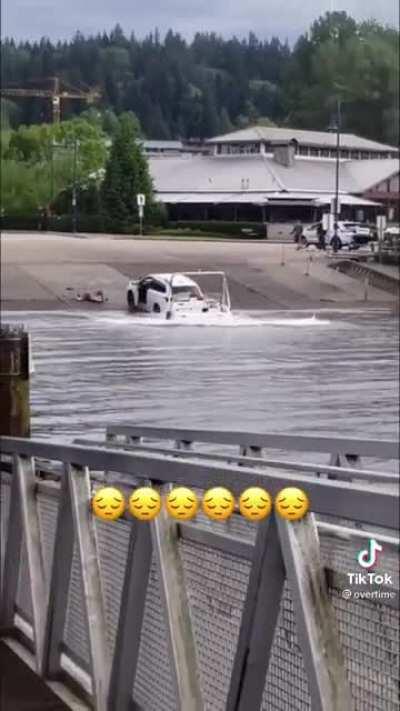 Boat launch fail almost gets a man seriously hurt