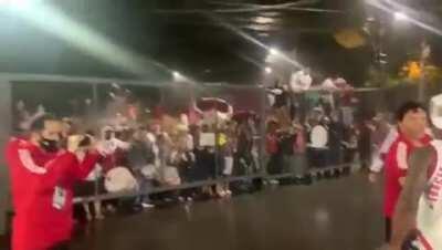 Diniz comemorando com a torcida após a classificação na Copa do Brasil