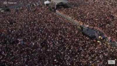 Look at this big ass crowd bro was on some Freddy Mercury shit😳