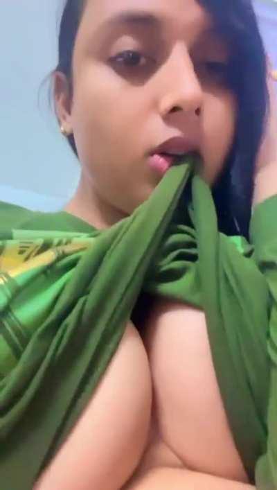 Isn’t it sooo juicy?? For full video 🥵 https://sanna.myinfluencer.app