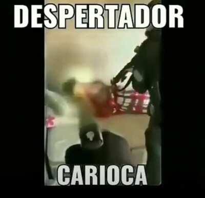 Que bom que os policias são bonzinhos e acordaram o garoto, precisamos de mais anjos como esses na terra 😇