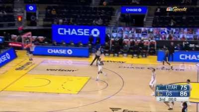 [Highlight] Jordan Poole banks the buzzer beater from mid court