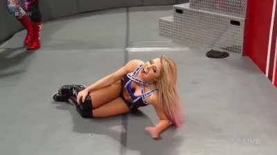 Bayley takes Alexa’s knee out!