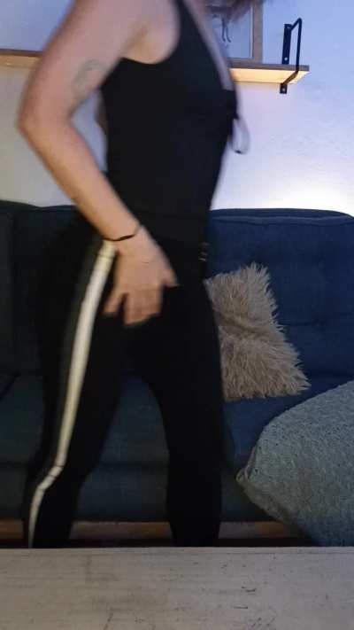 I love dancing in leggings... I prefer what is suggestive, what invites the imagination to flow. 